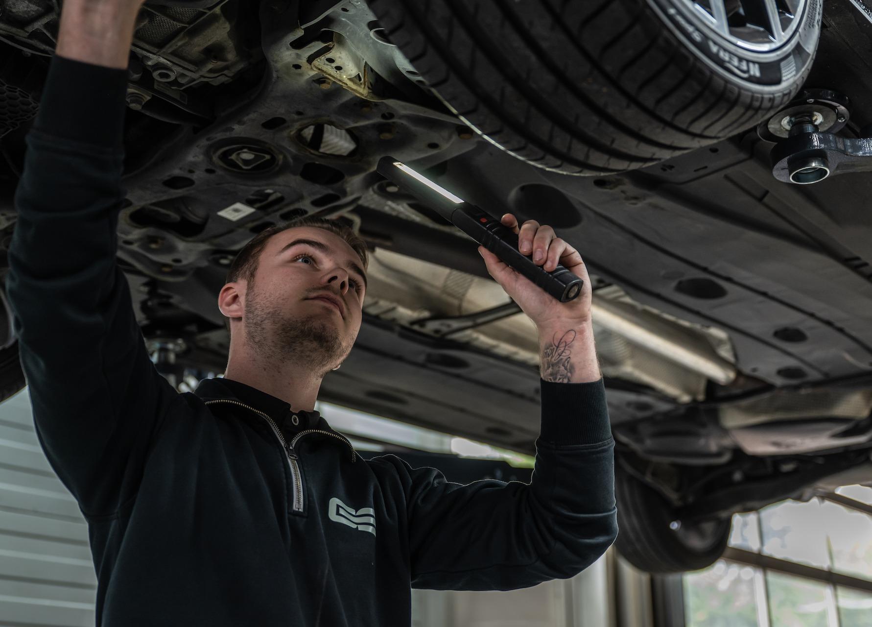 Man bezig met auto onderhoud