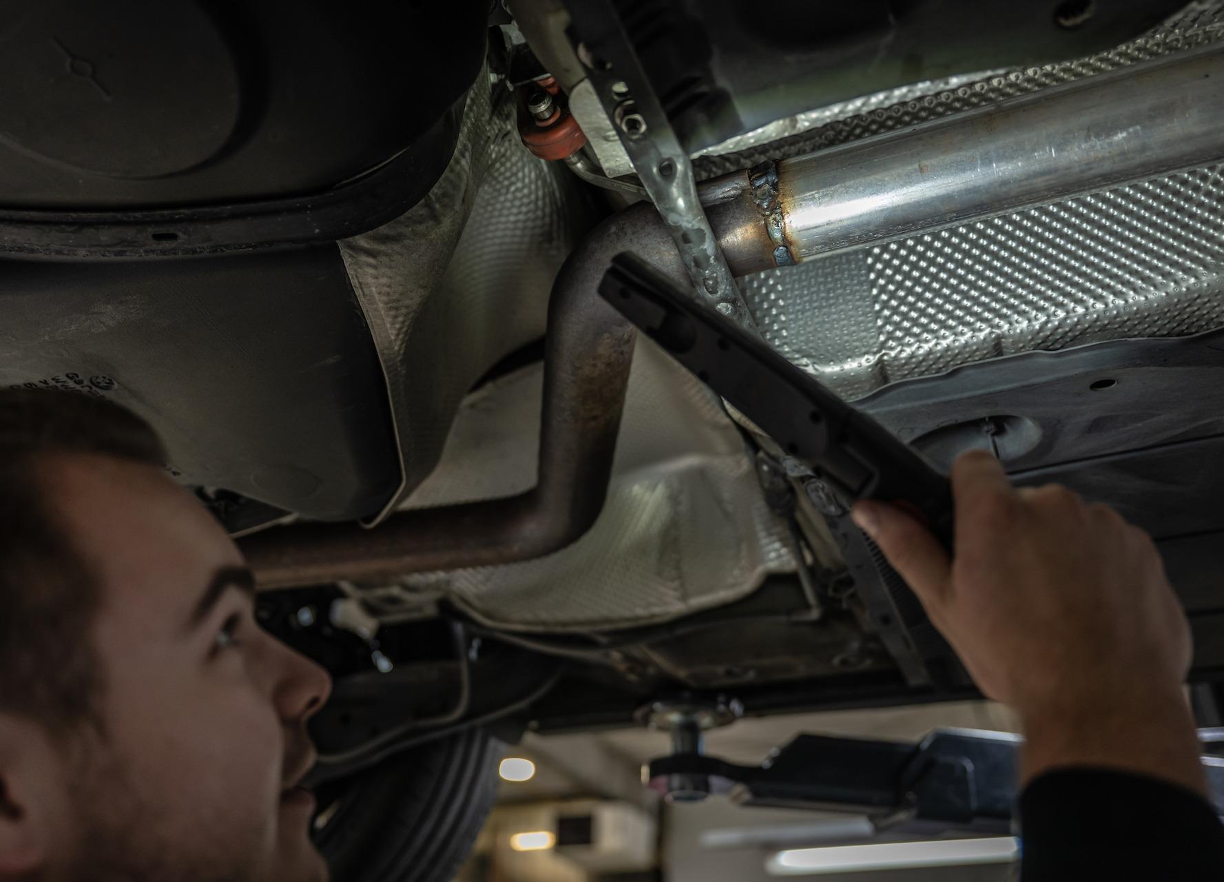Inlaat laten reinigen door professioneel autobedrijf